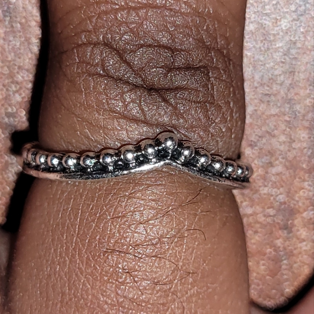 Silver ring with peak design
